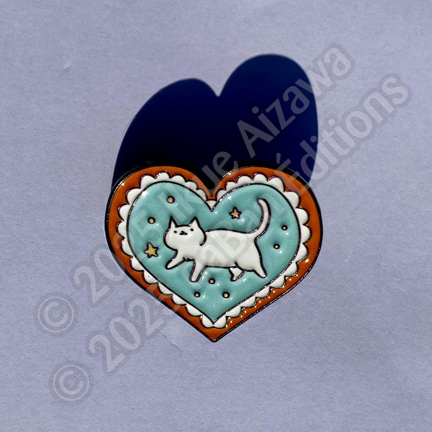 Pin's Chat Sablé en Cœur par Ikue Aizawa (Précommande)