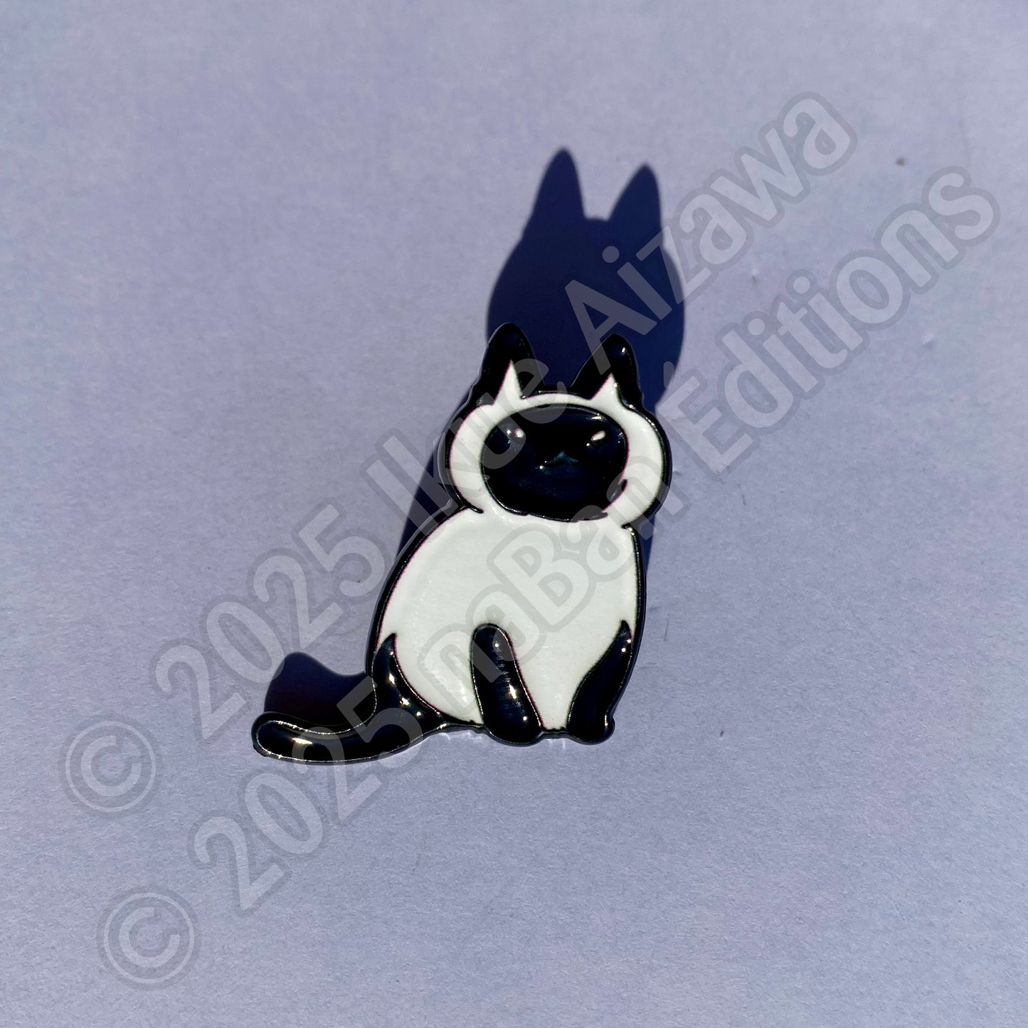 Pin's Chat Noir & Blanc par Ikue Aizawa (Précommande)